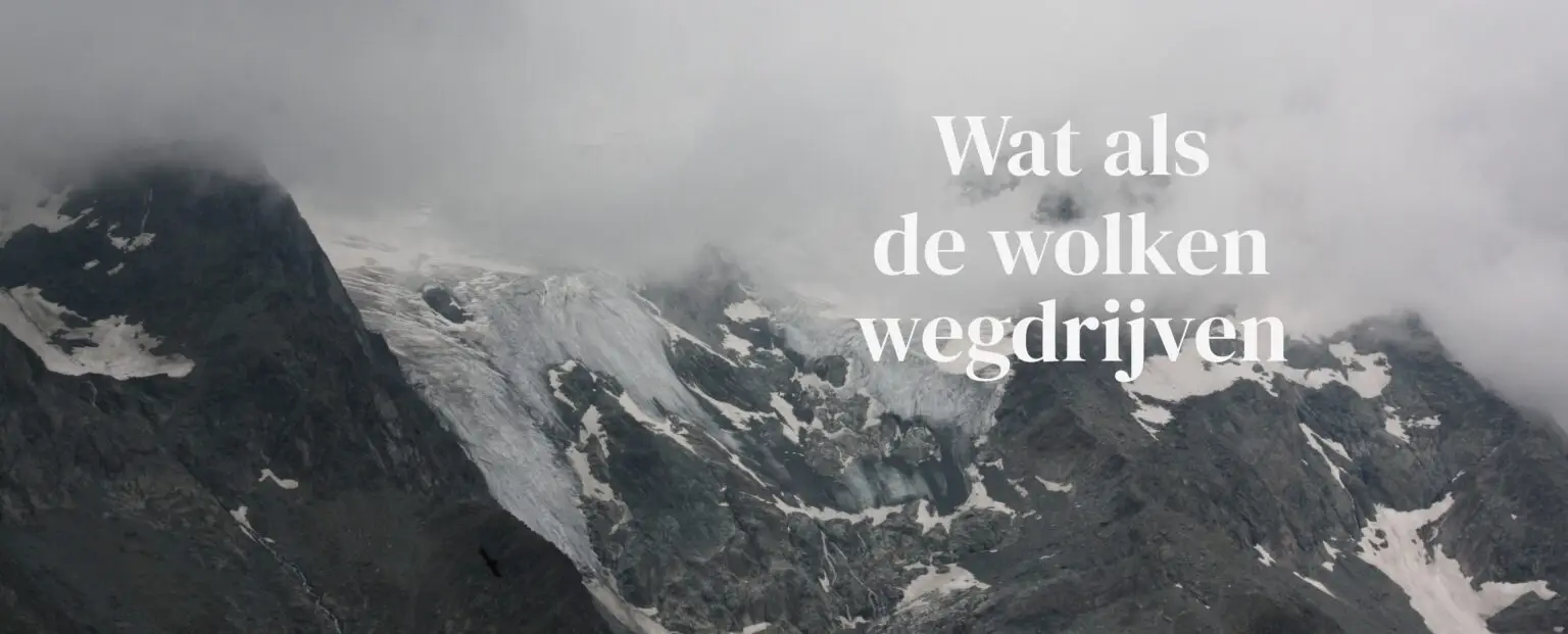 wolken die de besneeuwde bergtoppen bedekken. Wat als de wolken wegdrijven